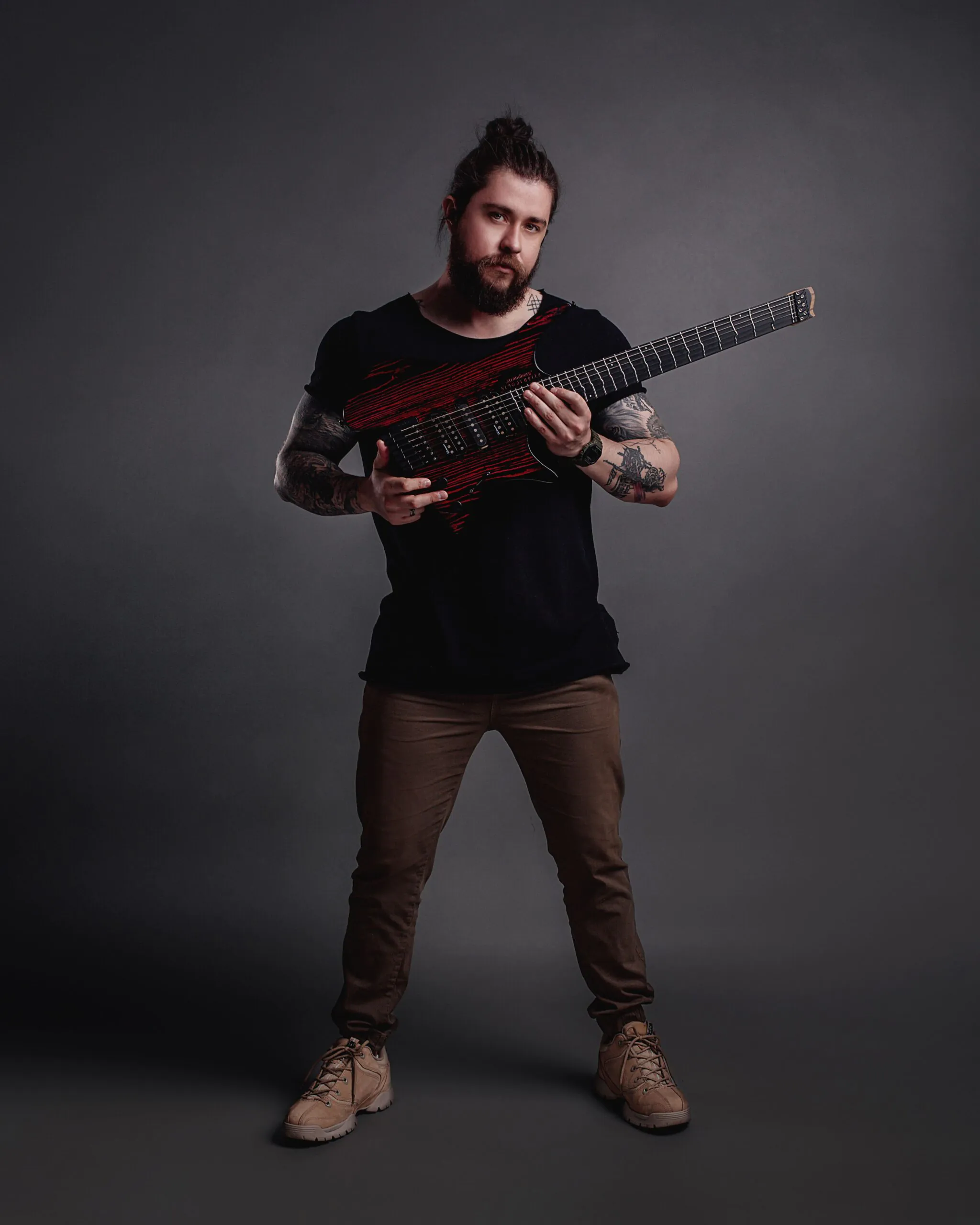 Brunno Henrique segurando sua guitarra